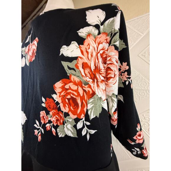 Shein Curve 2XL Black & Floral print v-neck women's top blouse flowing bottom - Picture 6 of 11